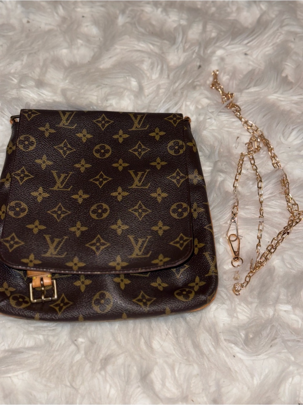 LOUIS VUITTON MONOGRAM MUSETTE SALSA PM SHOULDER BAG
WITH AFTERMARKET GOLD CHAIN